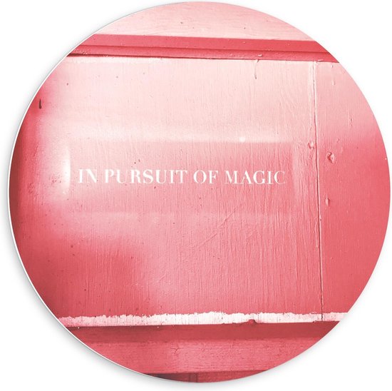 Forex Wandcirkel - Tekst In Pursuit of Magic op Roze Achtergrond  - 60x60cm Foto op Wandcirkel (met ophangsysteem)