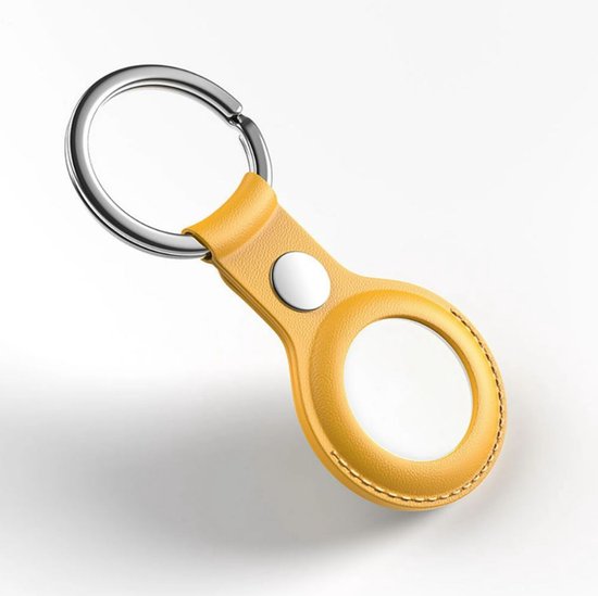 Gele kunstlederen sleutelhanger met zilverkleurige ring en drukknop, met witte AirTag.
