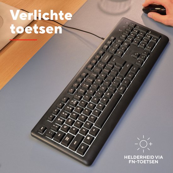 Zwart Trust Primo verlicht toetsenbord in gebruik, met toetsen verlicht met witte LED's.