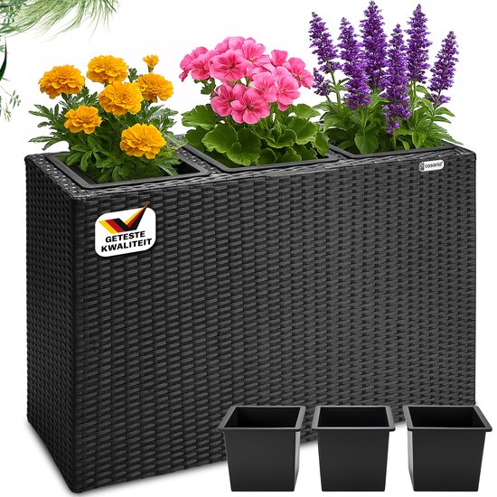 Zwarte plantenbak in polyrotan-look, met drie vakken en gele plantjes. Met "Geteste Kwaliteit" sticker.