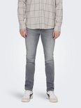 Man in grijze spijkerbroek en beige geruit overhemd, voorkant.