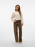 Model in beige trui en broek met luipaardprint.