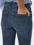 Donkerblauwe skinny jeans met een hoge taille, close-up van de achterzakken.