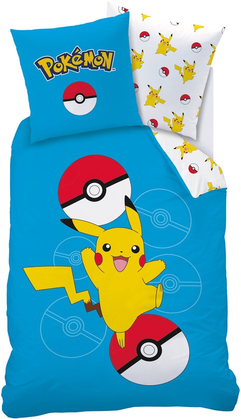 Pokémon dekbedovertrek met grote gele Pikachu op blauw, en een kussen met logo.