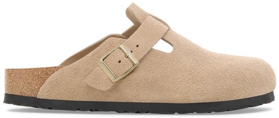 Sandkleurige suède Birkenstock clog met gesp en zwarte zool, zijaanzicht.