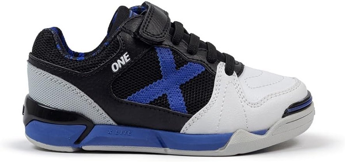 Zwarte en witte kindersneaker met blauwe accenten, ademende mesh en synthetische versteviging, ideaal voor zaalvoetbal.