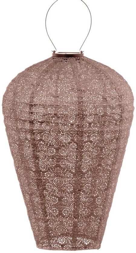 XL Lumiz lampion op zonne-energie in 'Mocha Mousse' kleur, met een decoratief, geperforeerd patroon van bloemen en bladeren.