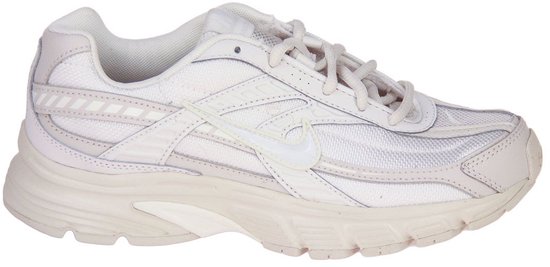 Witte Nike sneaker met beige accenten en een Swoosh-logo.