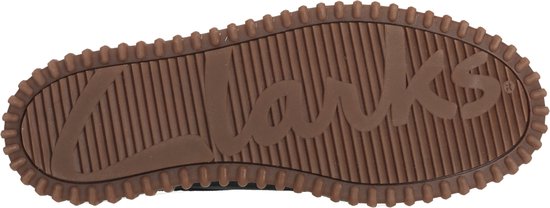 Onderkant van bruine sneakerzool met Clarks logo.