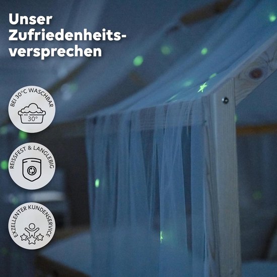 Zicht op een hemelbed met oplichtende sterren. Icons tonen: wasbaar op 30°C, scheurbestendig, duurzaam en uitstekende klantenservice.