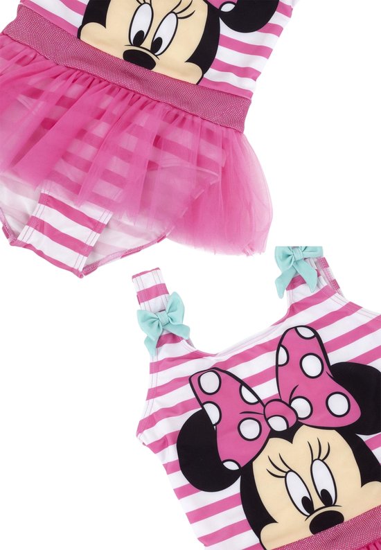 Detailopname van twee roze en wit gestreepte badpakken met Minnie Mouse print en tule rokjes.