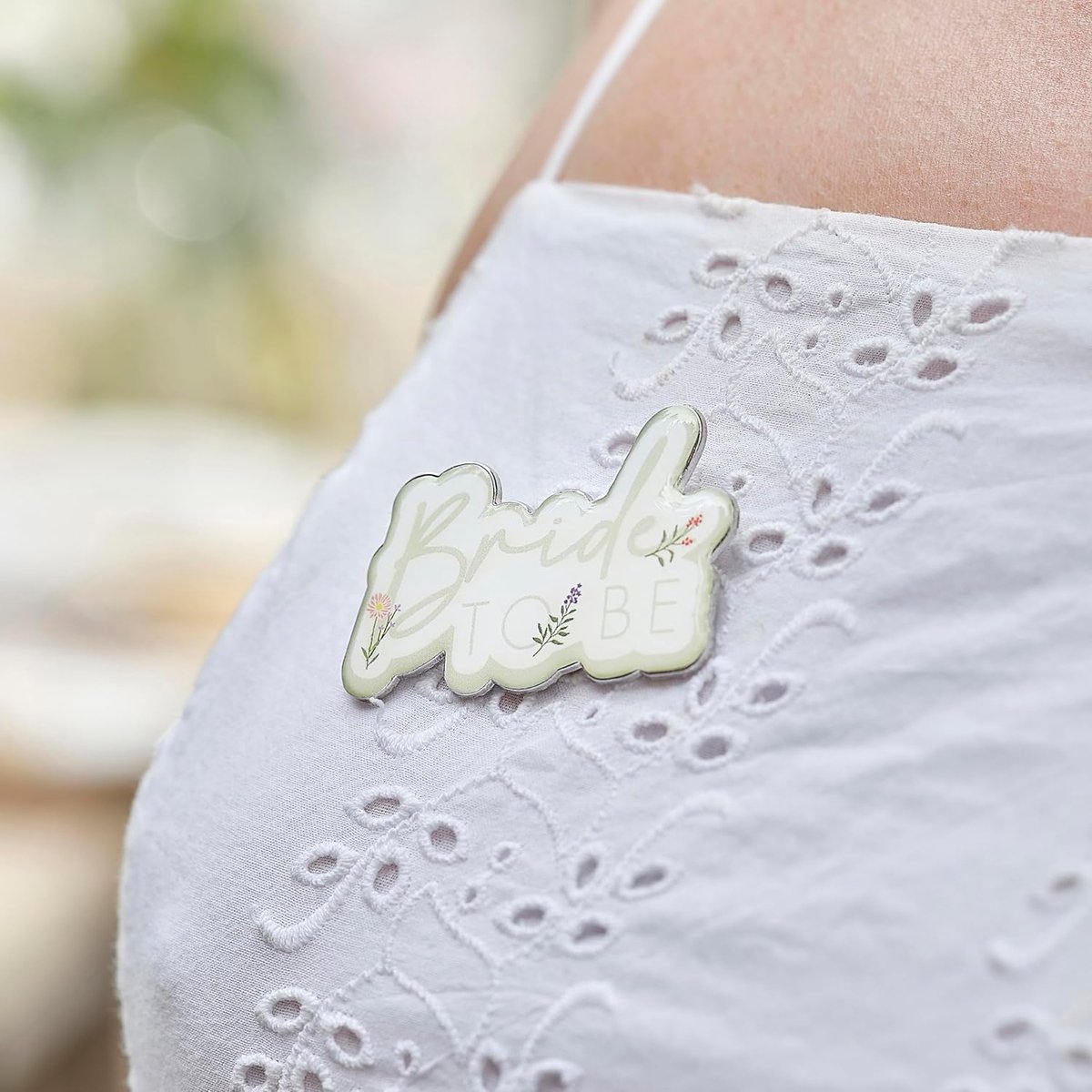 Bloemen Badge Bruid Staande Zilverkleurig met Witte en Saliegroene Print voor Vrijgezellenfeest