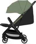 Groene en zwarte lichtgewicht buggy, de kap is uitklapbaar.
