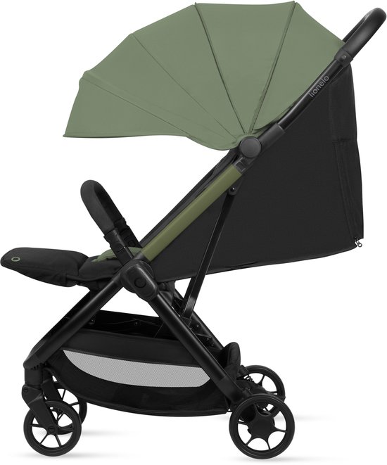 Groene en zwarte lichtgewicht buggy, de kap is uitklapbaar.