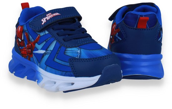 Blauwe Spiderman schoenen voor kinderen met lichtjes, klittenbandsluiting en Spiderman-opdruk aan de zijkant.