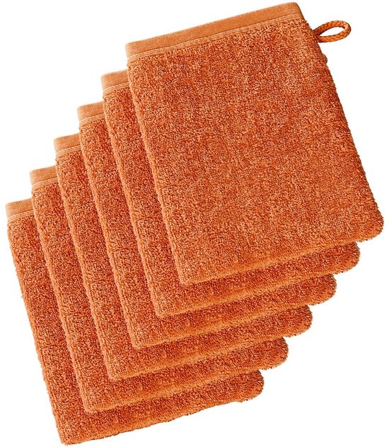 Zes oranje washandjes met een lusje, gestapeld op een witte achtergrond.