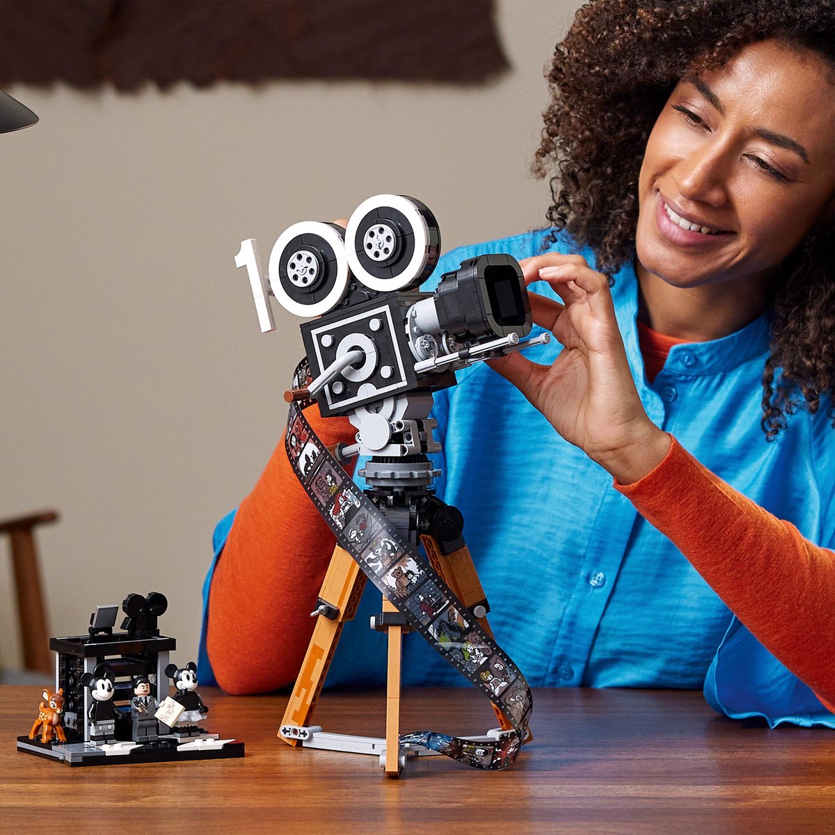 LEGO Disney Walt Disney eerbetoon – camera 100ste Verjaardag Set voor Volwassenen - 43230 — afbeelding 10
