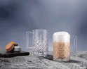 Twee transparante bierpullen met facetgeslepen patronen; één gevuld met schuimend drankje.