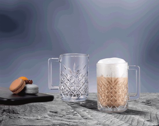 Twee transparante bierpullen met facetgeslepen patronen; één gevuld met schuimend drankje.
