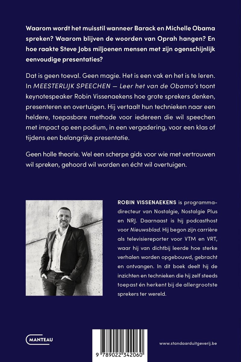Man in grijs pak staand bij een muur. Twee kolommen tekst over het boek "Meesterlijk speechen".