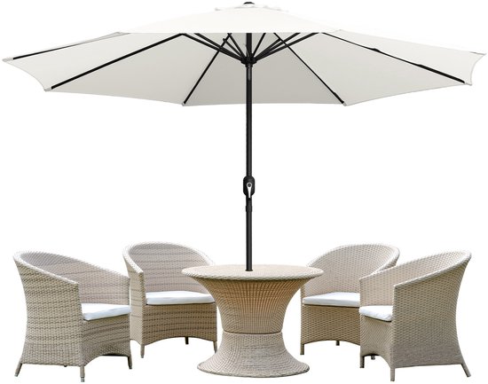 Crème parasol boven een rotan eettafel met vier stoelen.