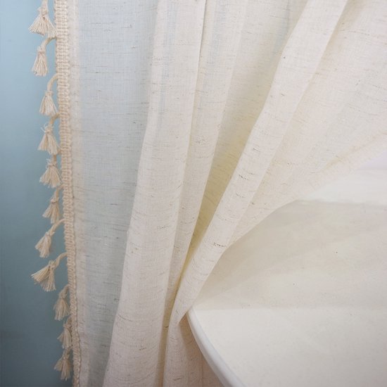 Crème vitrage met decoratieve beige kwastjes langs de zijkant.