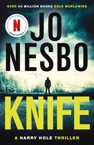 Boekomslag van 'Knife' van Jo Nesbø, een Harry Hole thriller. Een figuur staat alleen met de rug naar de kijker op een dam, met een donkere, mistige achtergrond met een paar vogels. Tekst: 'OVER 60 MILLION BOOKS SOLD WORLDWIDE', 'WATCH ON NETFLIX', 'DETECTIVE HOLE', 'JO NESBØ', 'KNIFE', 'A HARRY HOLE THRILLER'.