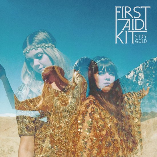 Albumhoes met dubbele belichting van drie vrouwen in glinsterende gouden jurken, met tekst "FIRST AID KIT STAY GOLD".