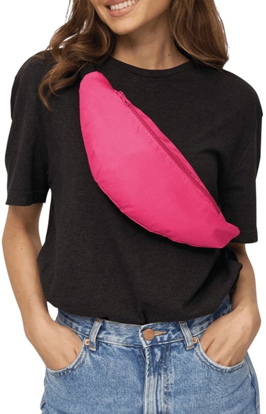 Vrouw met een fuchsia heuptasje over een zwart T-shirt en spijkerbroek.