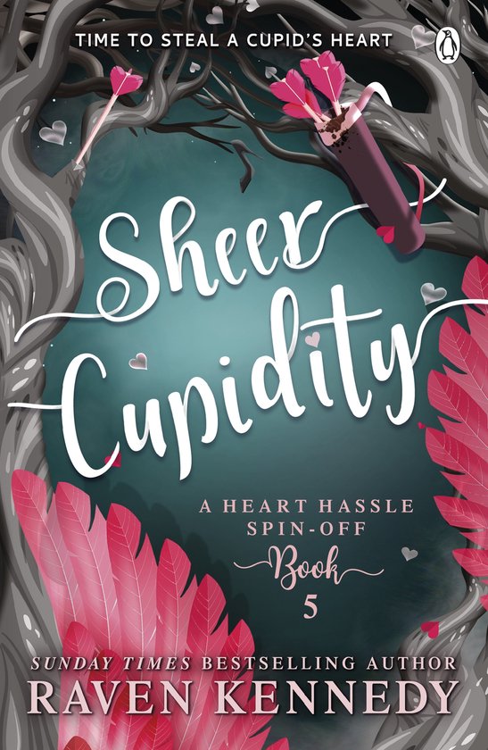 Couverture de livre avec le titre "Sheer Cupidity" en lettres blanches fantaisistes. Des plumes roses et des flèches de Cupidon sont représentées. "A HEART HASSLE SPIN-OFF BOOK 5" et "RAVEN KENNEDY" sont en bas.