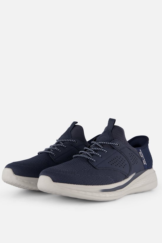 Paar donkerblauwe Skechers instappers met veters, perforaties en witte zolen.