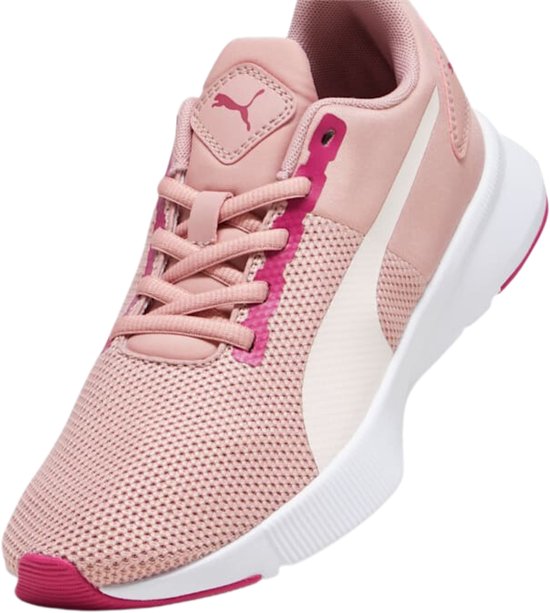 Roze Puma Flyer Runner hardloopschoen met witte zool en Puma logo op zijkant.