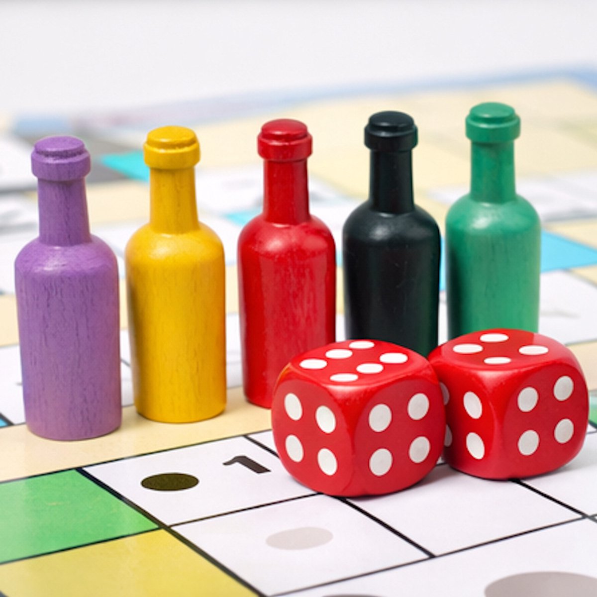 Decopatent - Houten flessen speel Pionnen Set + 2x Dobbelstenen & 5x kleuren spelpionnen - Bordspel DIY - Educatieve Dobbelstenen & Pionnen Set voor Spelletjes & Onderwijs