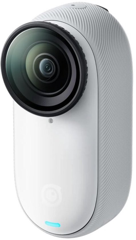 Witte Insta360 GO 3S actiecamera, schuin van voren gefotografeerd, met een lens en blauw lampje.