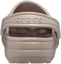 Achterkant van een taupekleurige Croc met "Crocs" logo op de band.