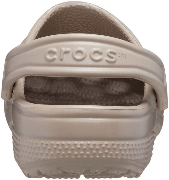 Achterkant van een taupekleurige Croc met "Crocs" logo op de band.