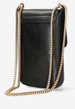 Zijkant van een zwarte Fred de la Bretoniere telefoontas van leer met goudkleurige ketting.