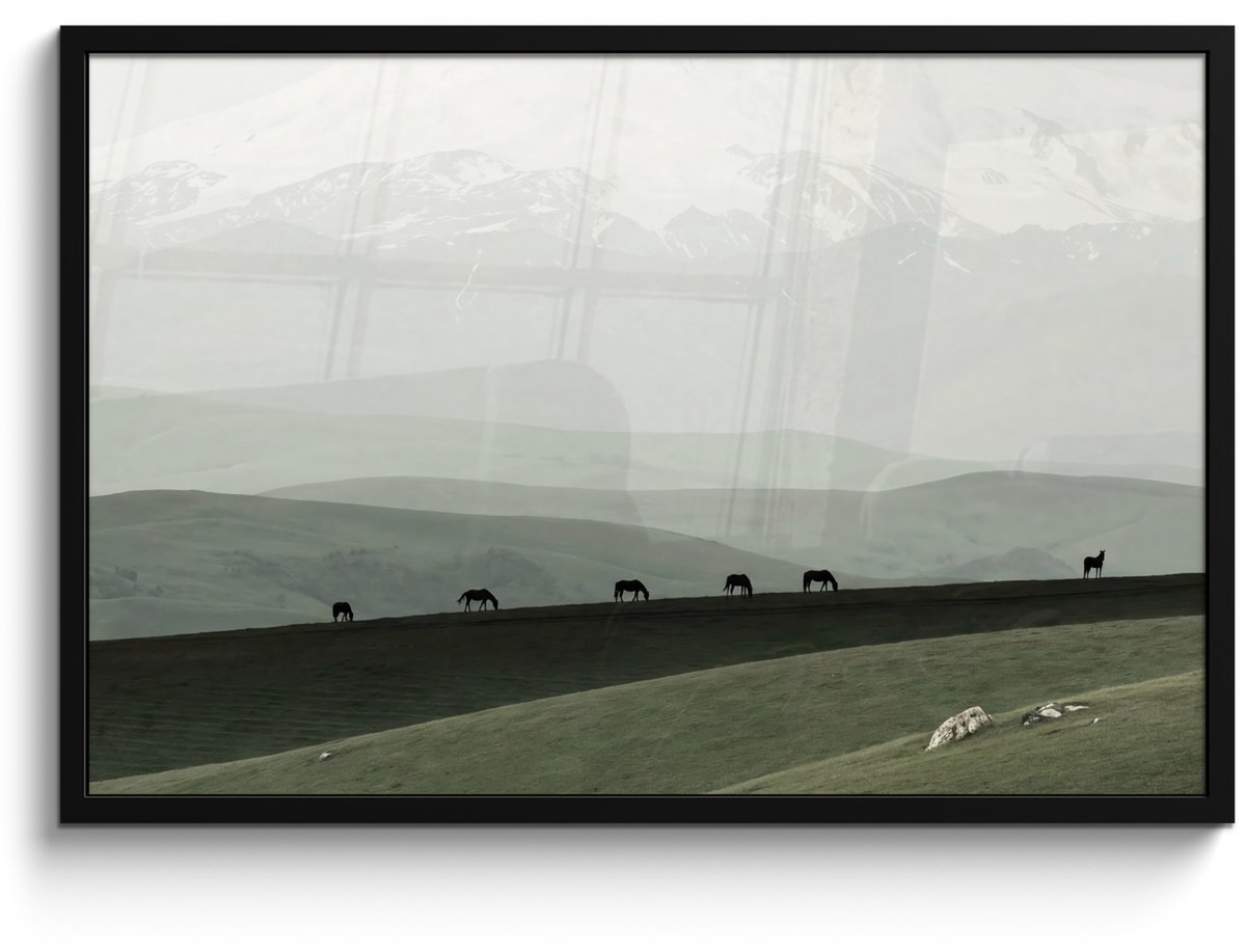 FrameYourWall Poster in lijst - Fotolijst 90x60 cm - Posters - Grijs - Berg - Paarden - Posterlijst zwart - Decoratie - Wanddecoratie woonkamer - Muurdecoratie slaapkamer