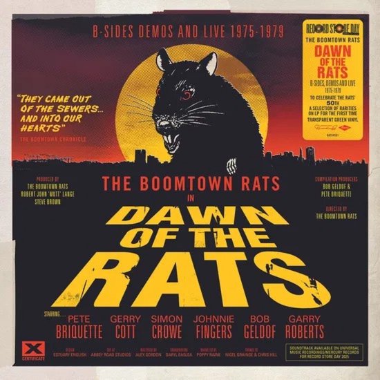 Albumhoes met een illustratie van een boze rat met scherpe tanden, op de voorgrond van een stad met een ondergaande zon. Titel: "The Boomtown Rats in Dawn of the Rats".