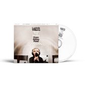 Albumhoes en CD van Lucinda Williams Sings The Beatles From Abbey Road met Lucinda Williams met koptelefoon en microfoon voor de iconische Abbey Road zebrapad.