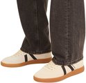 Beige suède sneakers met zwarte strepen en gummen zool.