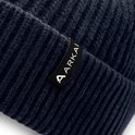 Donkerblauwe gebreide beanie met een zwart label met het Aarkai logo.