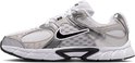 Witte Nike sneaker met zilverkleurige accenten en een zwarte swoosh.