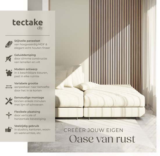 Een witte slaapkamer met houten lamellenwand, met een gestileerde beschrijving van de panelen.