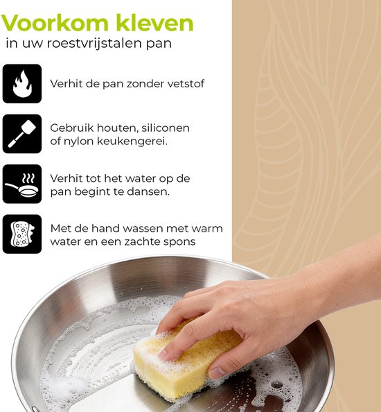 Hand wast een zilverkleurige pan met een gele spons en zeepsop. Voorkom aanbakken.