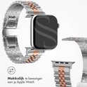 Zilverkleurig en roségouden metalen horlogebandje, makkelijk te bevestigen aan een Apple Watch.