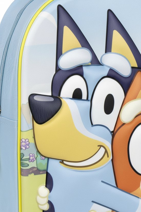 Close-up van de 3D-print van Bluey en Bingo op een lichtblauwe rugzak.