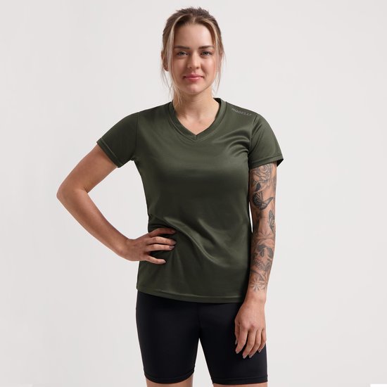 Vrouwenmodel met legergroen t-shirt met korte mouwen en V-hals van Rogelli. Zwarte sportbroek.