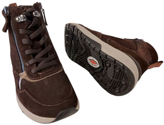 Donkerbruine suède veterboots met rits en gouden accenten, van voren en de zool getoond.