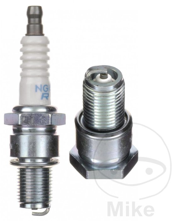 Twee NGK bougies, één met witte isolator en metalen behuizing, de ander met metalen contact.
